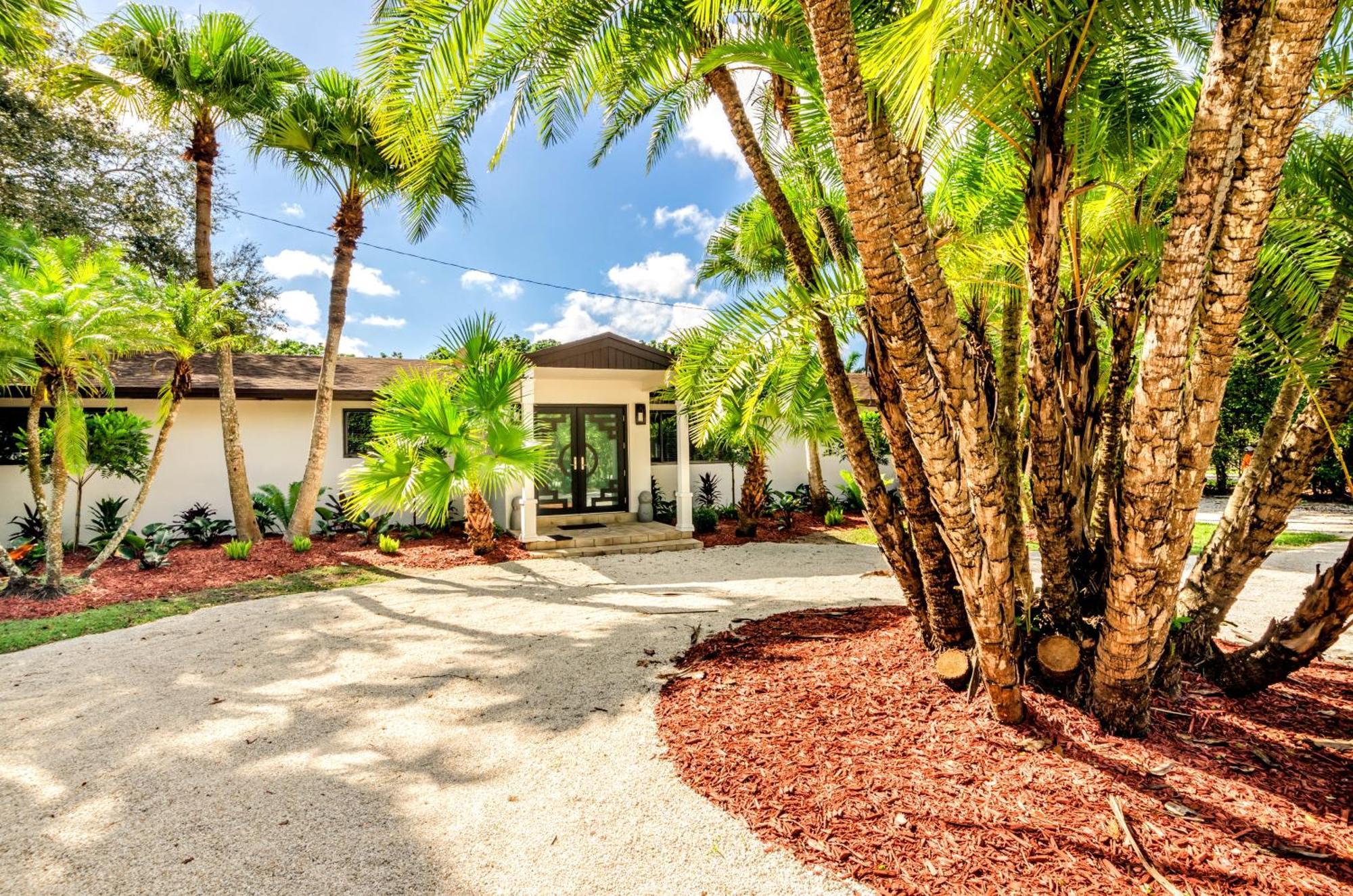 Villa Magical Wonderkoi House In A Japanese Koi Garden Miami Exterior foto