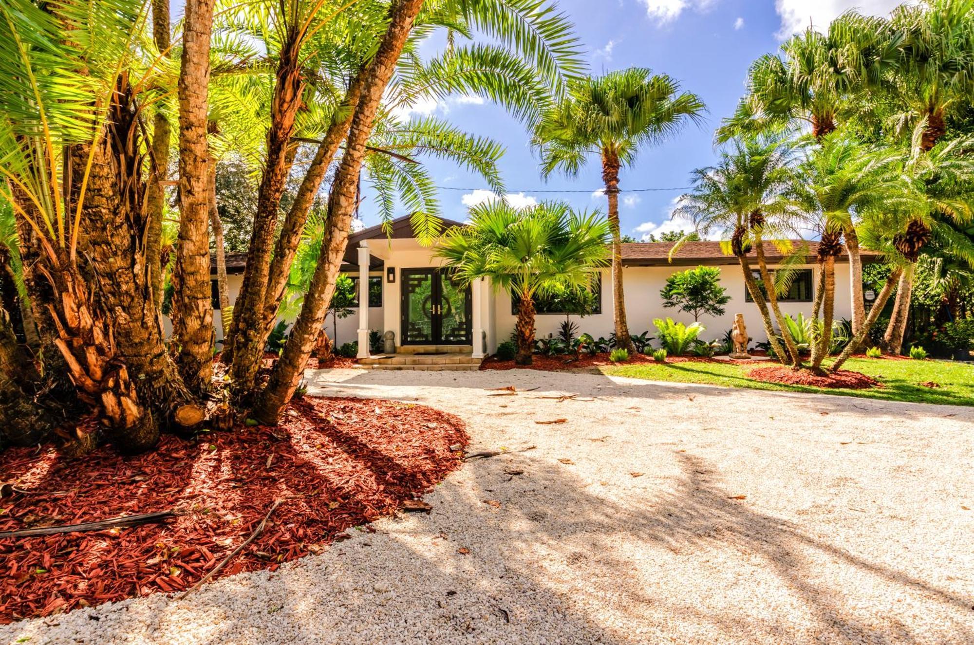 Villa Magical Wonderkoi House In A Japanese Koi Garden Miami Exterior foto